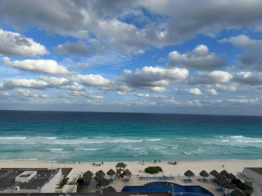 Amazing Beachfront Apartment Cancun Bagian luar foto