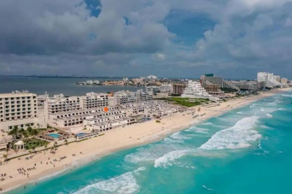Amazing Beachfront Apartment Cancun Bagian luar foto