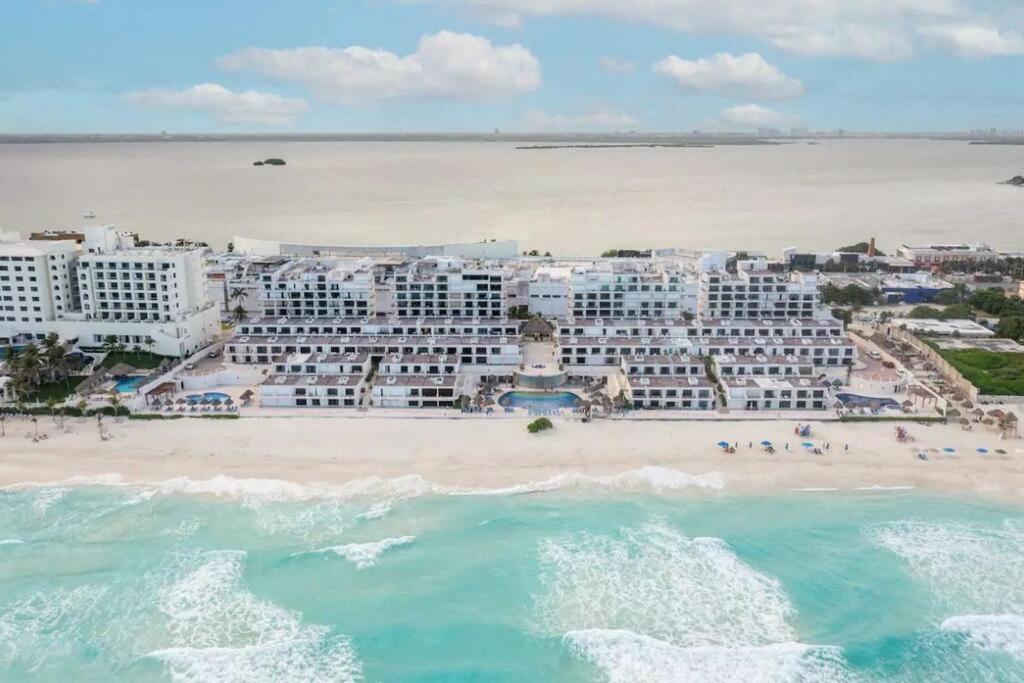 Amazing Beachfront Apartment Cancun Bagian luar foto